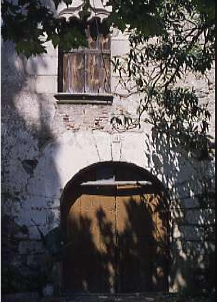 Detall d’una finestra i de la porta de la façana de l’hostal del camí Ral