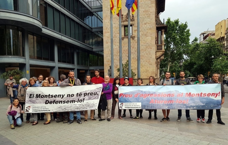 Concentració de protesta davant de Can Serra