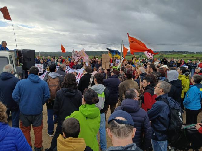 Èxit de les marxes reivindicatives a Navata-Lladó en defensa del territori i contra l’especulació verda! #renovablesSíPeròNoAixí  🥁Gentada, tractors i gegants malgrat la pluja.