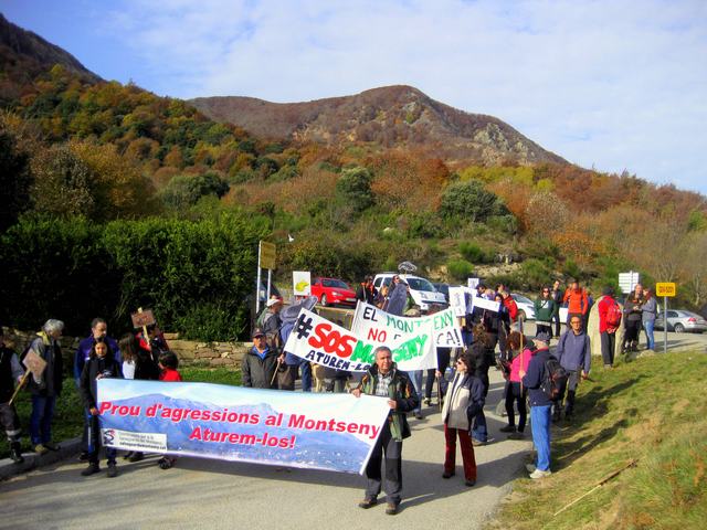 Manifestació contra la construcció d'una carretera Illes-Sant Marçal