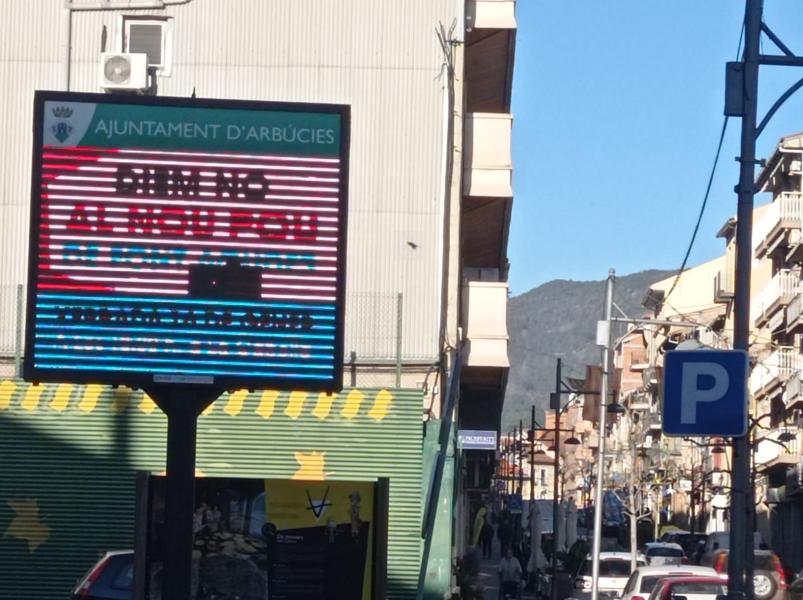 Panell lluminós al carrer Camprodón d'Arbúcies